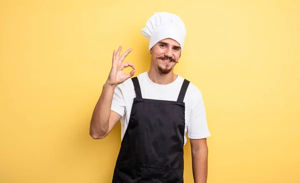 Chef Hombre Sintiéndose Feliz Mostrando Aprobación Con Gesto Bien —  Fotos de Stock