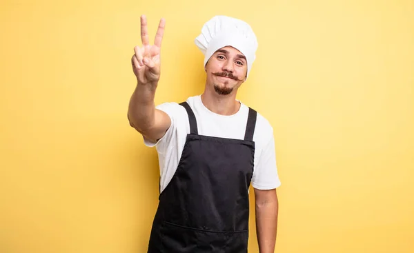 Šéfkuchař Usmívá Vypadá Šťastně Gestikuluje Vítězství Nebo Mír — Stock fotografie