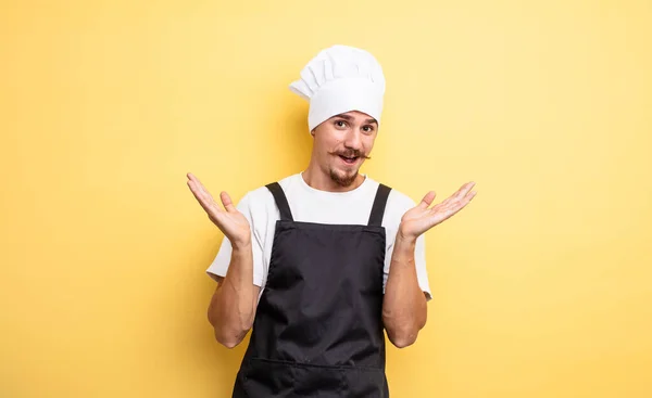 Chef Hombre Sintiéndose Feliz Asombrado Por Algo Increíble — Foto de Stock