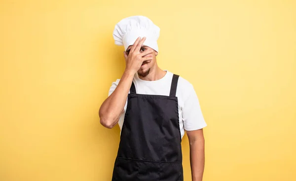 Шеф Кухаря Виглядає Шокованим Наляканим Або Наляканим Покриваючи Обличчя Рукою — стокове фото
