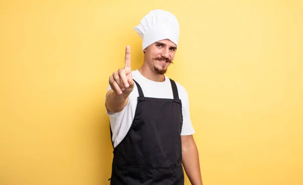 Chef Hombre Sonriendo Orgullosamente Con Confianza Haciendo Número Uno — Foto de Stock