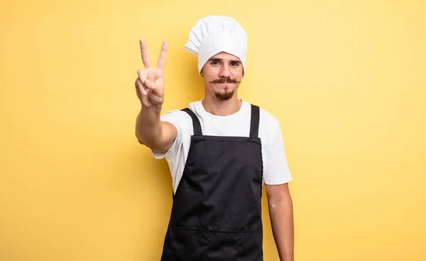 Šéfkuchař Usmívá Vypadá Přátelsky Ukazuje Číslo Dvě — Stock fotografie