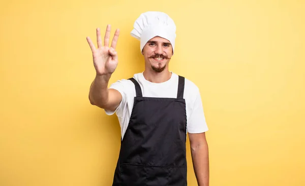 Šéfkuchař Usmívá Vypadá Přátelsky Ukazuje Číslo Čtyři — Stock fotografie