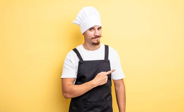 Šéfkuchař Vesele Usmívá Šťastný Ukazuje Stranu — Stock fotografie
