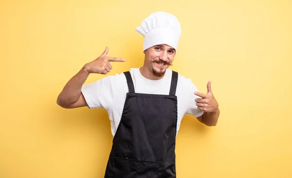 Chef Hombre Sonriendo Con Confianza Señalando Propia Sonrisa Amplia —  Fotos de Stock