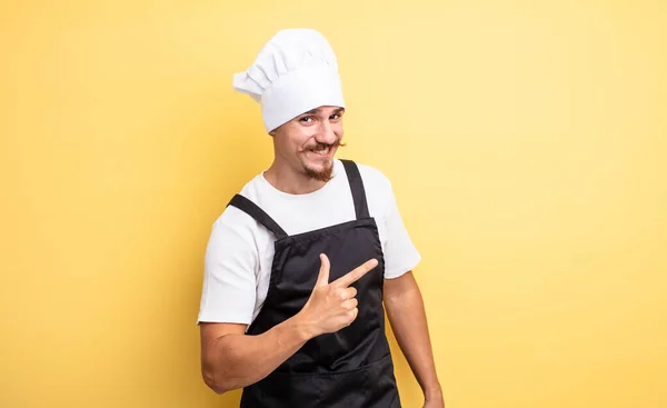 Chef Hombre Mirando Emocionado Sorprendido Señalando Lado — Foto de Stock