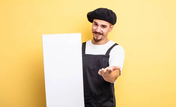 Artista Hombre Sonriendo Felizmente Con Amable Ofreciendo Mostrando Concepto Copia — Foto de Stock