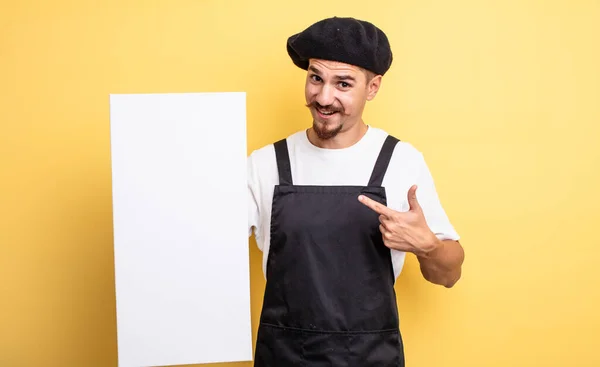 Artista Hombre Sintiéndose Feliz Apuntando Mismo Con Emocionado Copia Espacio — Foto de Stock