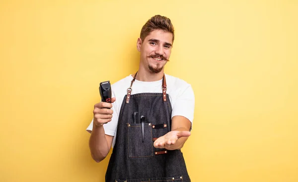 Homem Barbeiro Hipster Sorrindo Feliz Com Amigável Oferecendo Mostrando Conceito — Fotografia de Stock