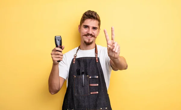 Hipster Peluquero Hombre Sonriendo Buscando Amigable Mostrando Número Dos — Foto de Stock