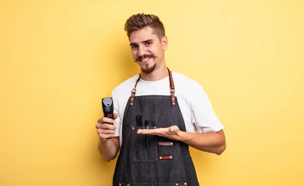 Homem Barbeiro Hipster Sorrindo Alegremente Sentindo Feliz Mostrando Conceito — Fotografia de Stock