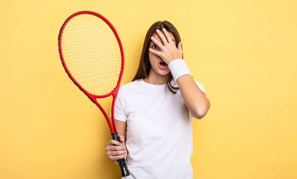 かなりの女性はショックを受けて怖がったり怖がったり手で顔を覆います テニス選手のコンセプト — ストック写真