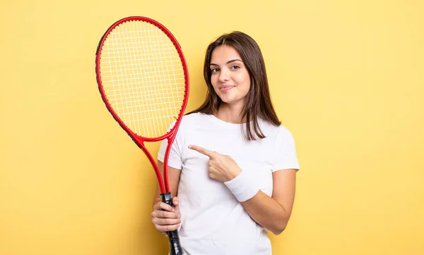 Pretty Woman Smiling Cheerfully Feeling Happy Pointing Side Tennis Player — Foto Stock