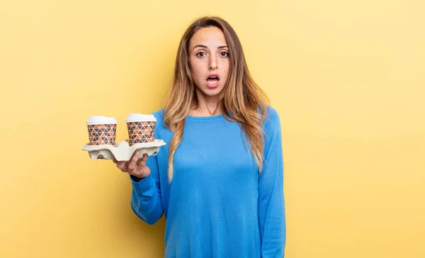 Pretty Woman Looking Very Shocked Surprised Take Away Coffee Concept — Stockfoto