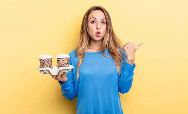 Pretty Woman Looking Astonished Disbelief Take Away Coffee Concept — Stockfoto