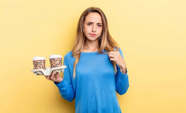 Pretty Woman Looking Arrogant Successful Positive Proud Take Away Coffee — Stockfoto