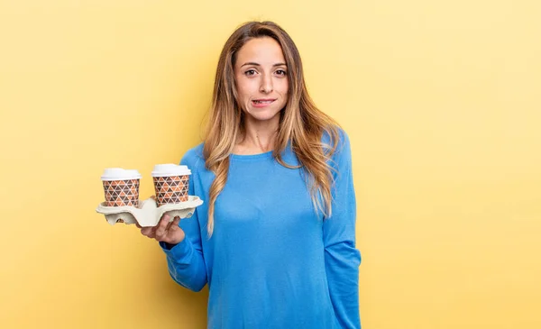 Pretty Woman Looking Puzzled Confused Take Away Coffee Concept — Stockfoto