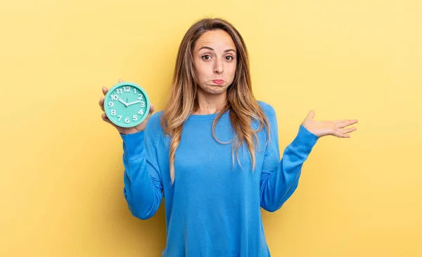 Pretty Woman Feeling Puzzled Confused Doubting Holding Alarm Clock — Stockfoto