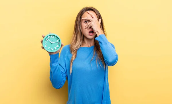 Pretty Woman Looking Shocked Scared Terrified Covering Face Hand Holding — Stockfoto