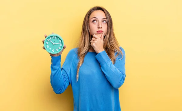 Pretty Woman Thinking Feeling Doubtful Confused Holding Alarm Clock — Stok fotoğraf