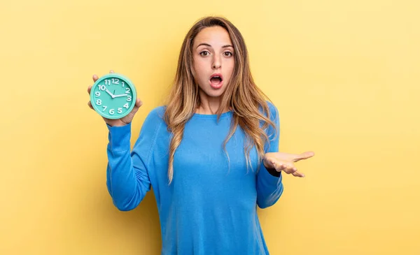 Pretty Woman Feeling Extremely Shocked Surprised Holding Alarm Clock — Stockfoto