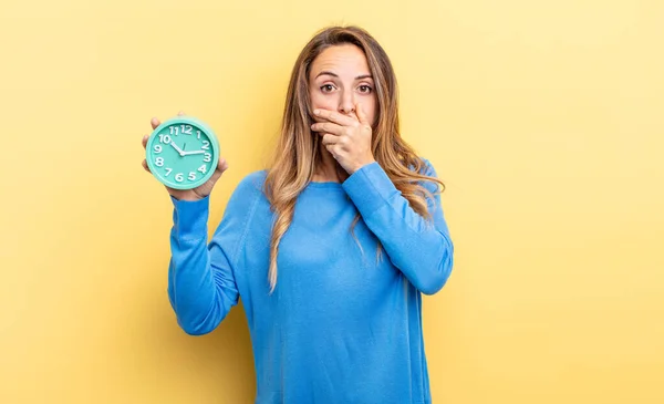 Pretty Woman Covering Mouth Hands Shocked Holding Alarm Clock — стоковое фото