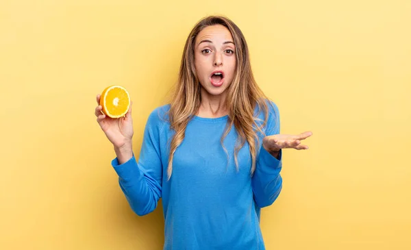 Pretty Woman Feeling Extremely Shocked Surprised Holding Half Orange — Fotografia de Stock