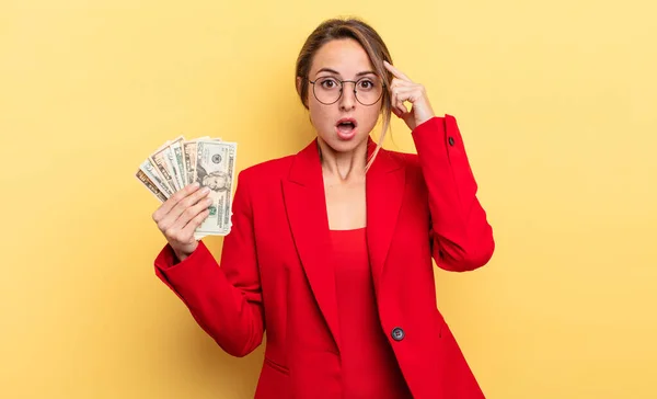 Pretty Woman Looking Surprised Realizing New Thought Idea Concept Business — Stockfoto