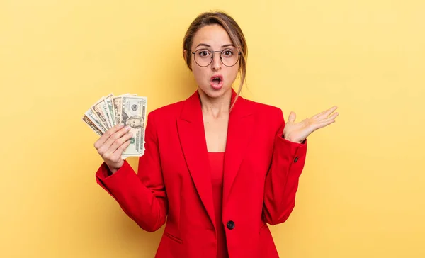 Pretty Woman Looking Surprised Shocked Jaw Dropped Holding Object Business —  Fotos de Stock