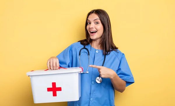 Pretty Woman Looking Excited Surprised Pointing Side Nurse First Aid — стоковое фото