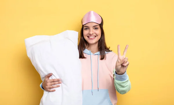 Jonge Vrouw Pyjama Met Kussen — Stockfoto