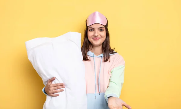Junge Frau Schlafanzug Mit Kopfkissen — Stockfoto
