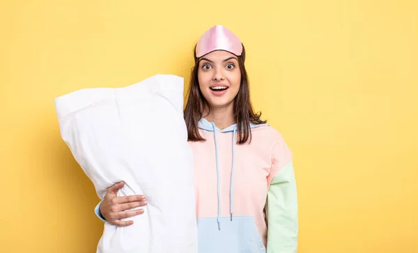 Jonge Vrouw Pyjama Met Kussen — Stockfoto