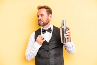 Orta yaşlı adam heyecanlı ve şaşırmış görünüyor. Kokteyl konsepti olan garson