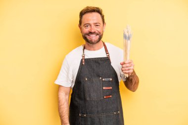 Orta yaşlı bir adam şaşkın ve şaşkın hissediyor. Fırça konsepti olan sanatçı