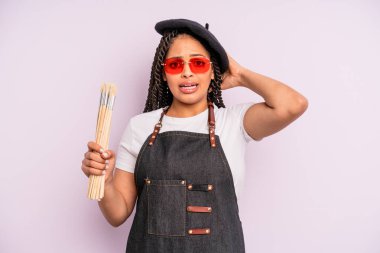 Siyah afro kadın stresli, endişeli ya da korkmuş, elleri başının üstünde. sanatçı konsepti
