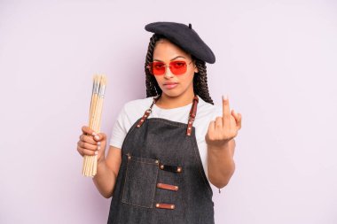 Siyah afro kadın kızgın, sinirli, asi ve agresif hissediyor. sanatçı konsepti