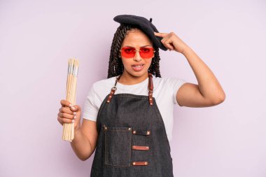 Siyah afro kadın şaşkın ve şaşkın hissediyor, senin deli olduğunu gösteriyor. sanatçı konsepti