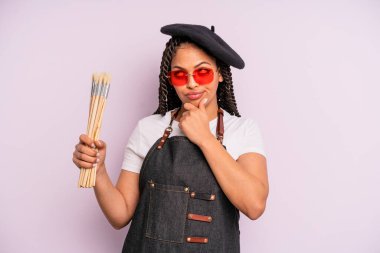 Siyah afro kadın düşünüyor, kuşkulu ve şaşkın hissediyor. sanatçı konsepti