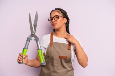 Siyah afro kadın stresli, endişeli, yorgun ve hayal kırıklığına uğramış hissediyor. Bahçıvan ya da çiftçi konsepti