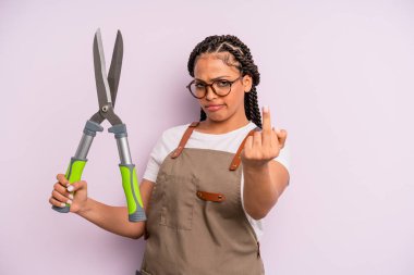 Siyah afro kadın kızgın, sinirli, asi ve agresif hissediyor. Bahçıvan ya da çiftçi konsepti