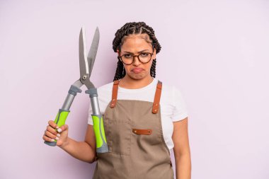 Siyah afro kadın üzgün ve ağlayan mutsuz bir bakışla ağlıyordu. Bahçıvan ya da çiftçi konsepti