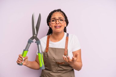 Siyah afro kadın umutsuz, sinirli ve stresli görünüyor. Bahçıvan ya da çiftçi konsepti