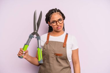 Siyah afro kadın şaşkın ve şaşkın hissediyor. Bahçıvan ya da çiftçi konsepti