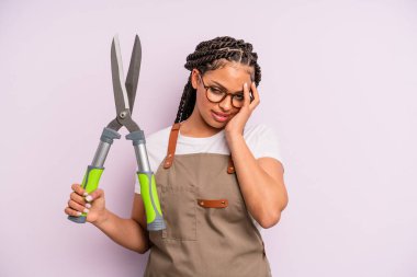Siyah afro kadın bıkkın, yorgun ve uykulu hissediyor. Bahçıvan ya da çiftçi konsepti