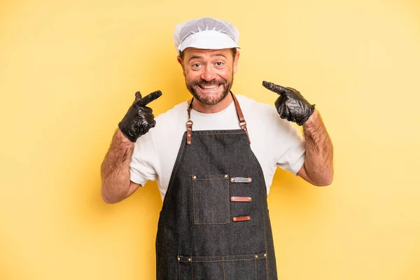 Hombre Mediana Edad Sonriendo Con Confianza Apuntando Propia Sonrisa Amplia —  Fotos de Stock