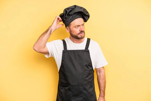 Homem Meia Idade Sorrindo Feliz Sonhando Acordado Duvidando Conceito Chef — Fotografia de Stock