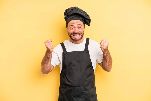 Hombre Mediana Edad Sintiéndose Sorprendido Riendo Celebrando Éxito Concepto Chef —  Fotos de Stock