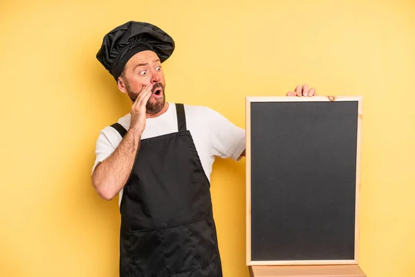 Hombre Mediana Edad Sentirse Feliz Emocionado Sorprendido Concepto Chef Pizarra — Foto de Stock