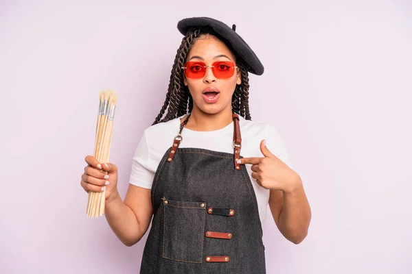 Svart Afro Kvinne Ser Sjokkert Overrasket Med Munnen Vid Åpen – stockfoto